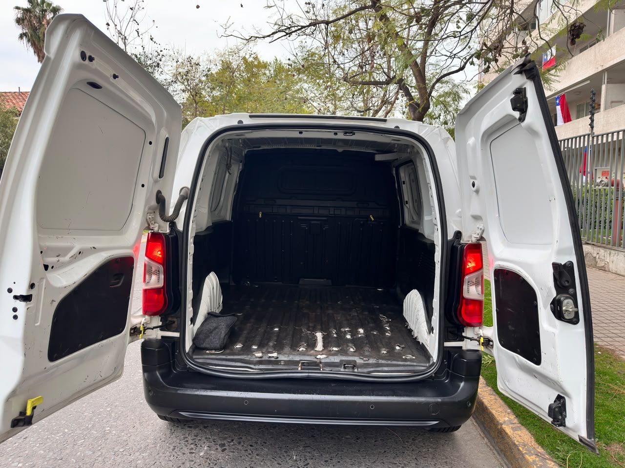 Citroën Berlingo K9 — foto 8 de 15